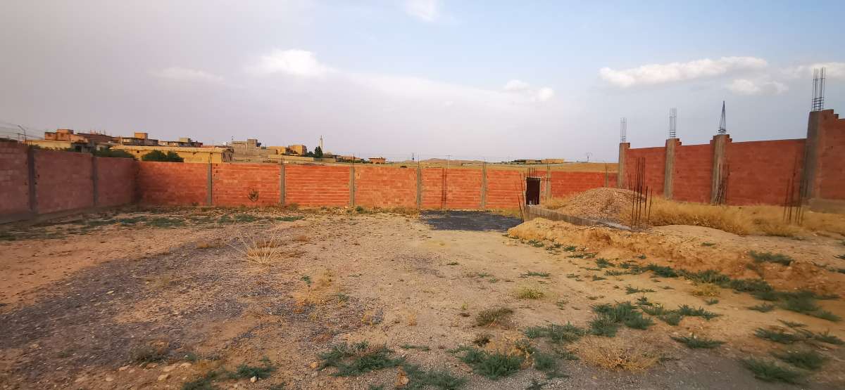 ارض للبيع محاطة بالسور