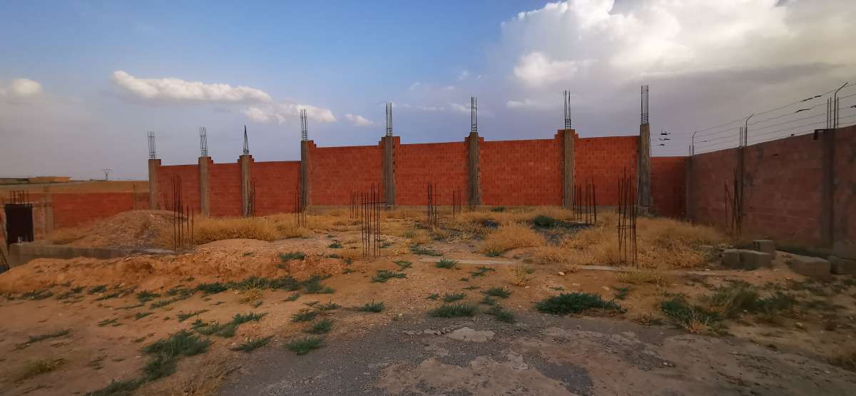 ارض للبيع محاطة بالسور