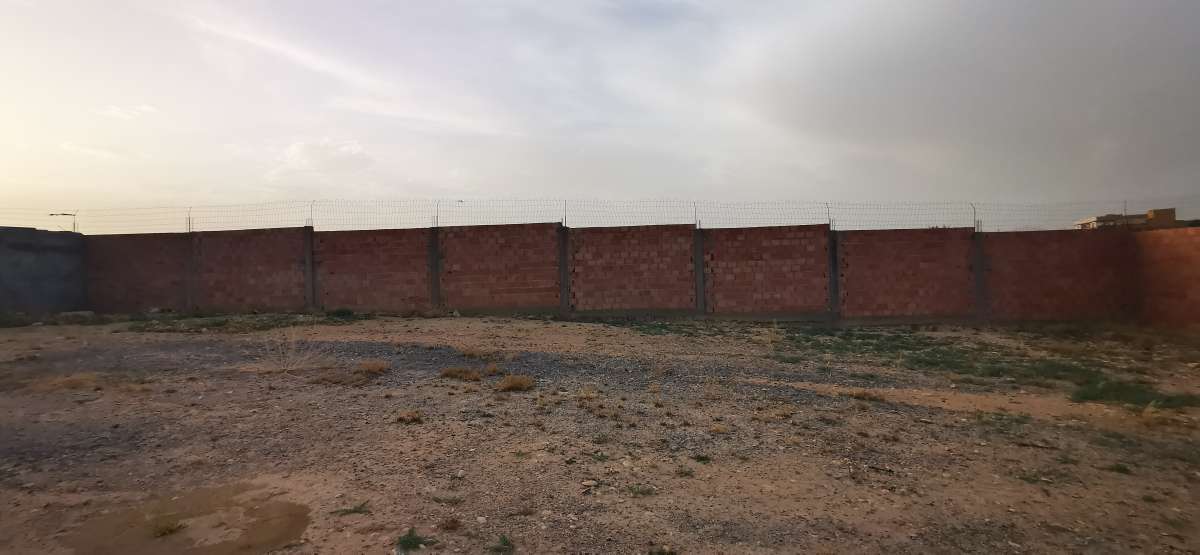 ارض للبيع محاطة بالسور