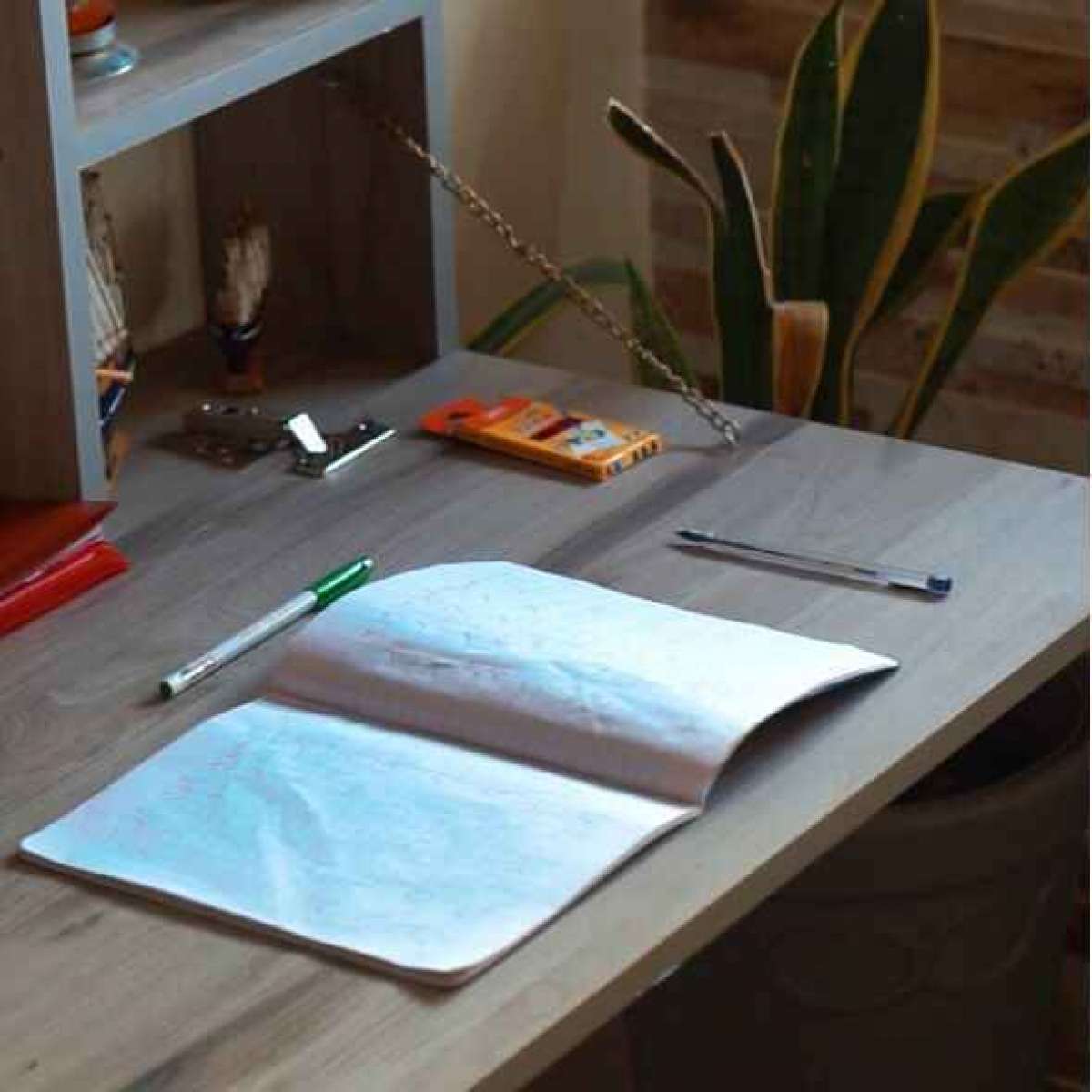 مكتب قابل للطي بتصميم عصري صلب وانيق