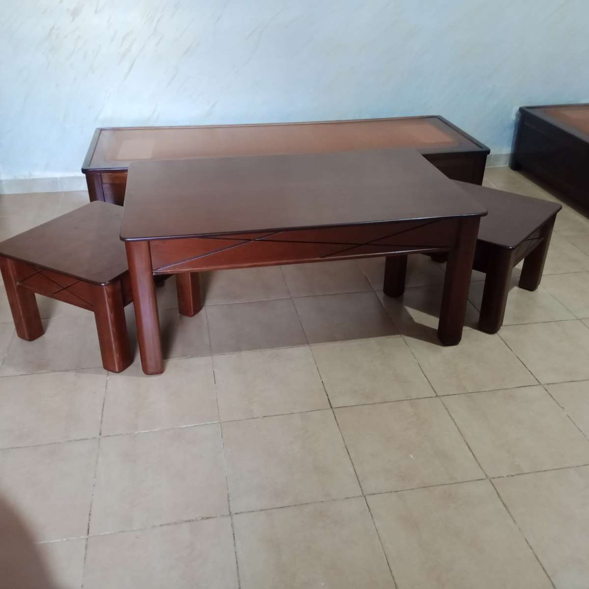 صالون 3 كنبليات و طابلة كبيرة و زوج صغار