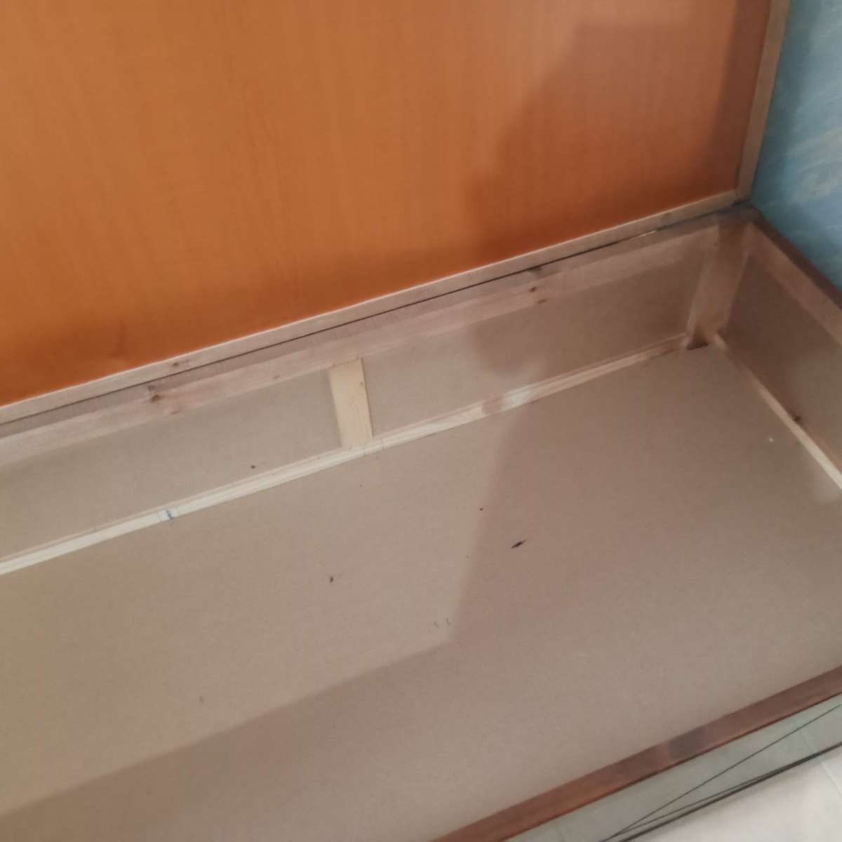 صالون 3 كنبليات و طابلة كبيرة و زوج صغار