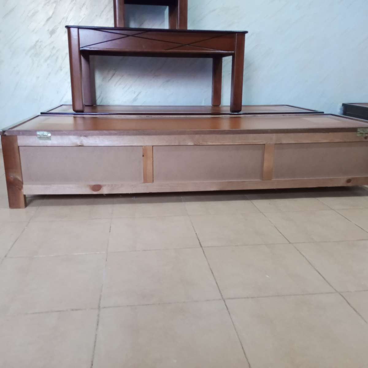 صالون 3 كنبليات و طابلة كبيرة و زوج صغار