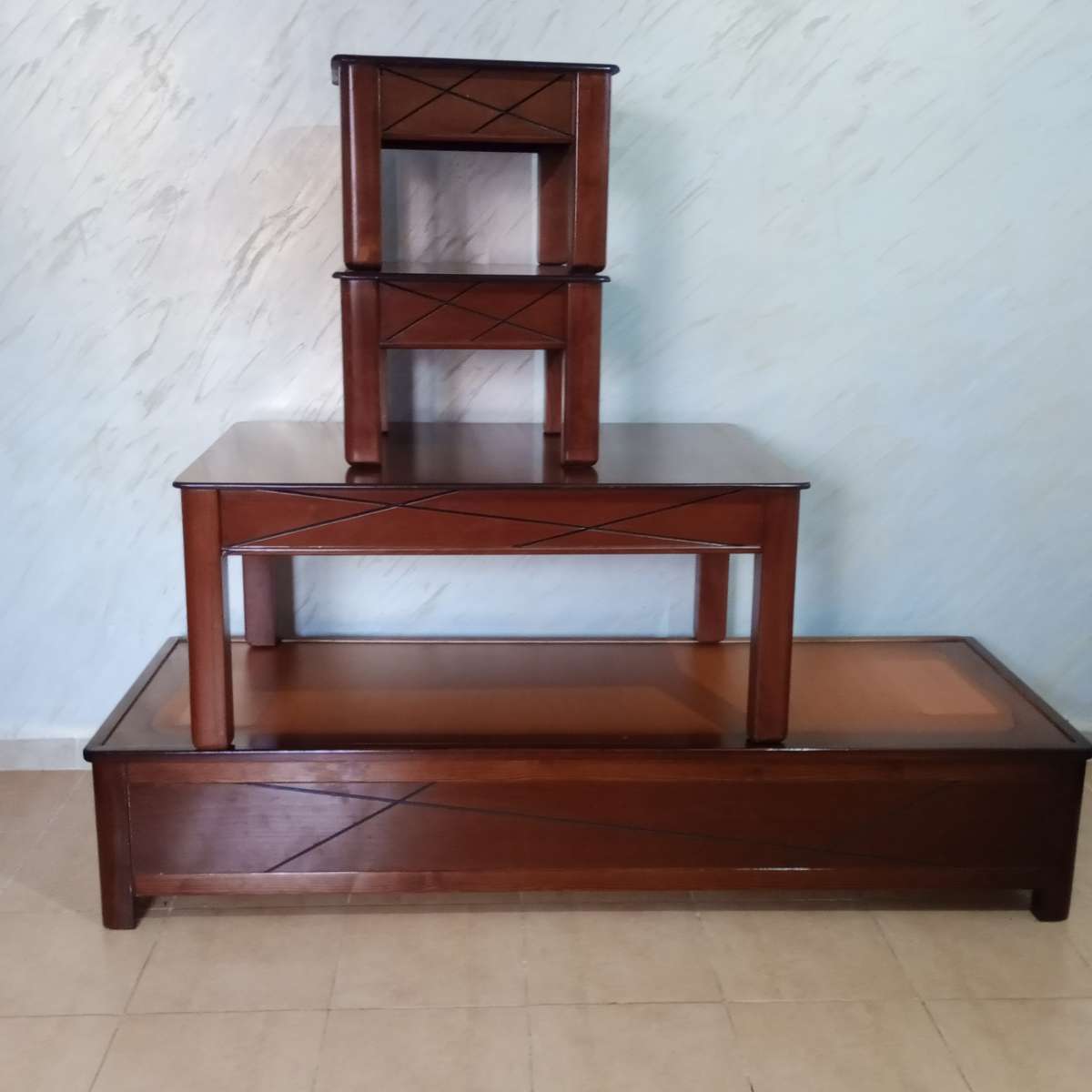 صالون 3 كنبليات و طابلة كبيرة و زوج صغار