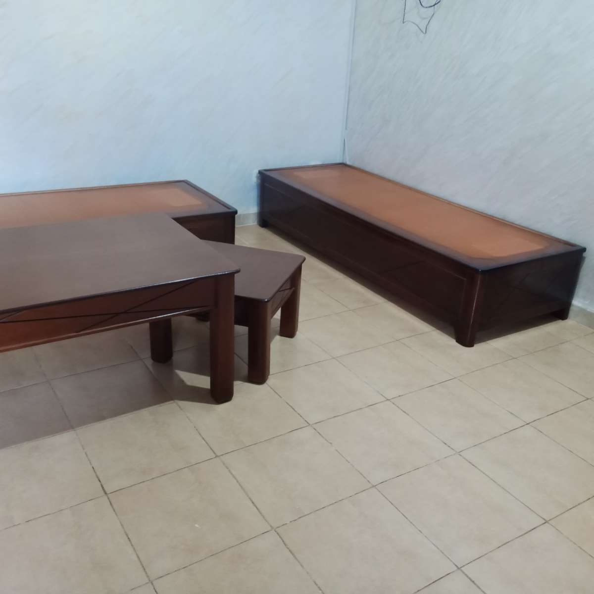 صالون 3 كنبليات و طابلة كبيرة و زوج صغار