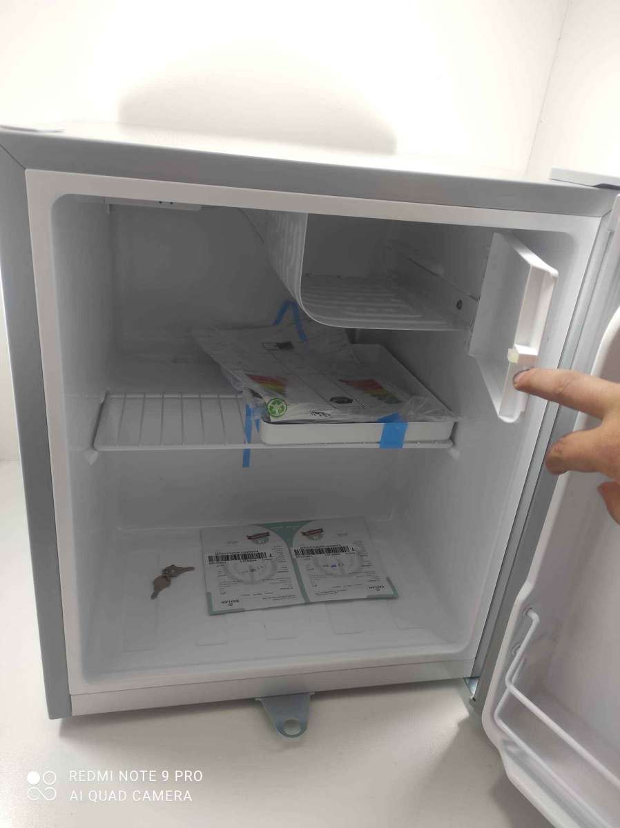 ثلاجة صغيرة للمكتب او للغرفةRAYLEN