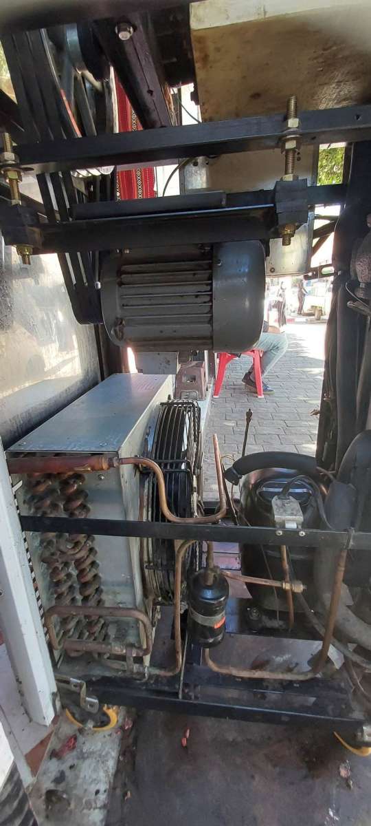 ماشينة مثلجات وصوربي في حالة جيدة