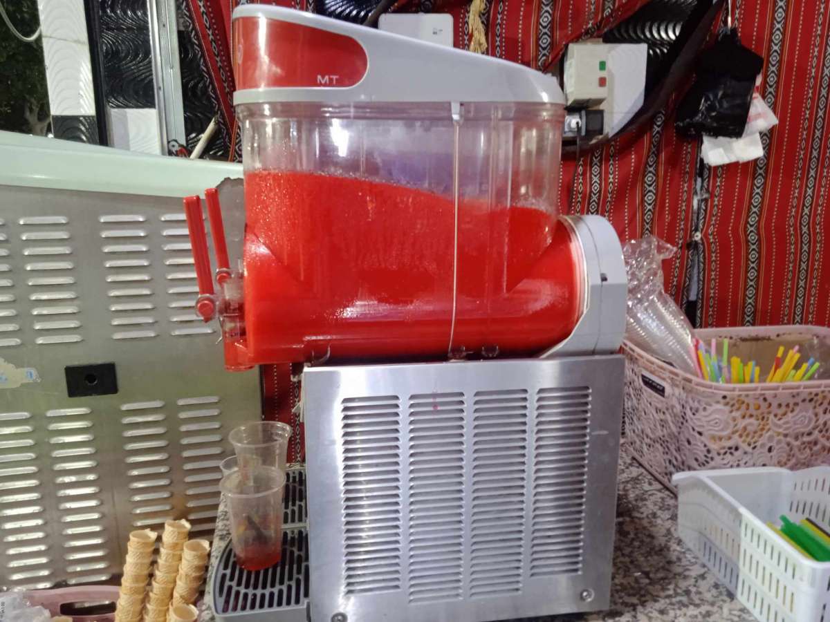 ماشينة مثلجات وصوربي في حالة جيدة
