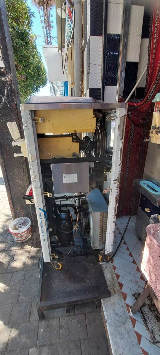 ماشينة مثلجات وصوربي في حالة جيدة