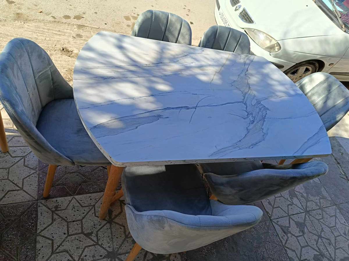 طاولة و كراسي