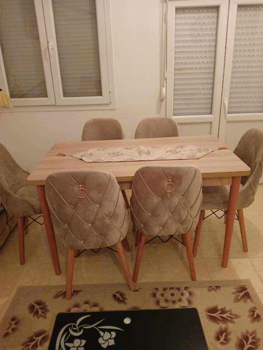 طاولة و كراسي