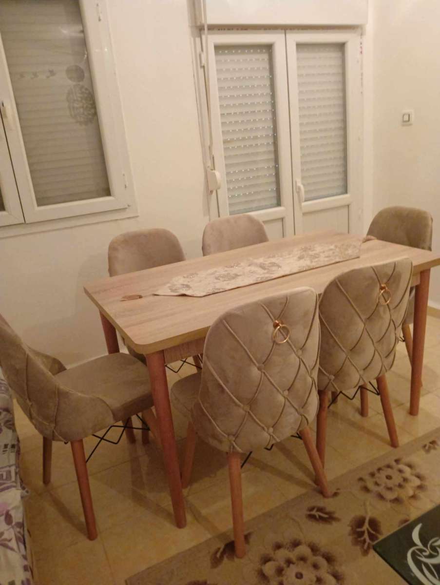 طاولة و كراسي