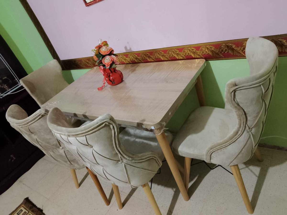 طاولة و كراسي