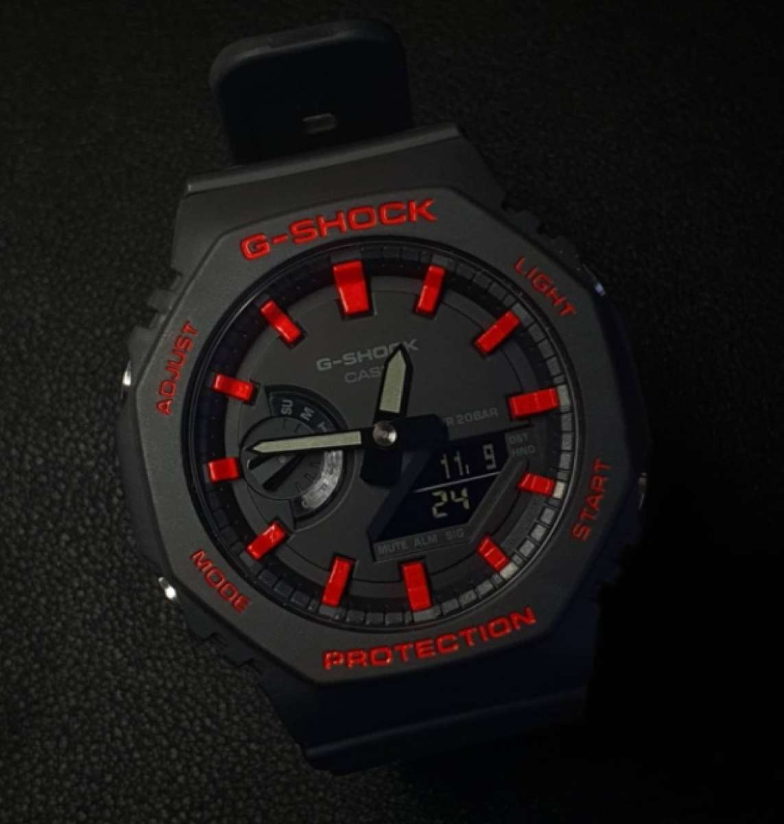 PreviousNextMontre Casio GShock Noir fond noir et rouge