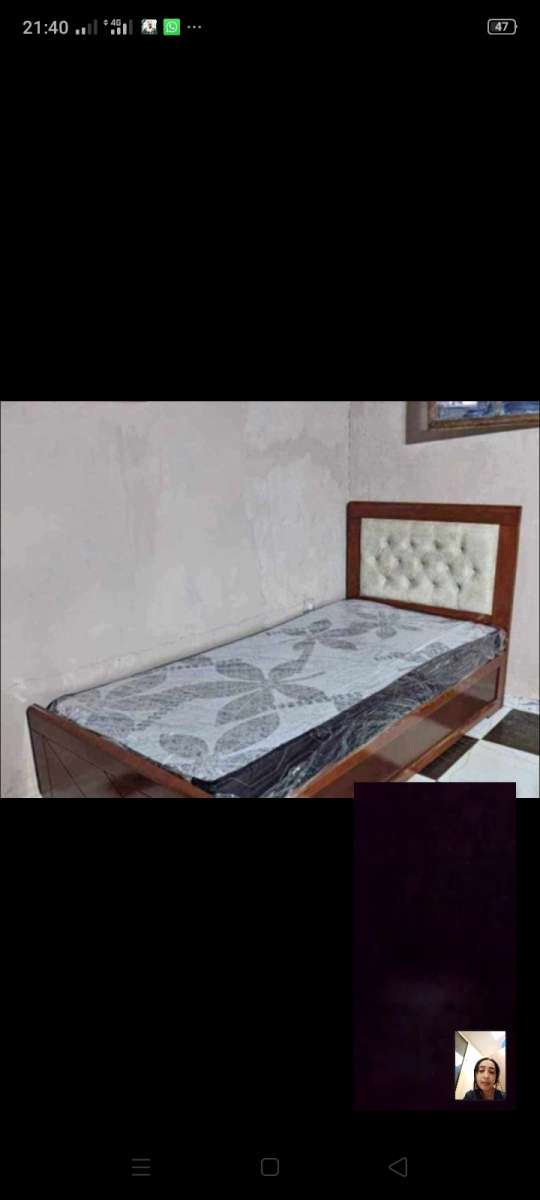 سرير خشب احمر