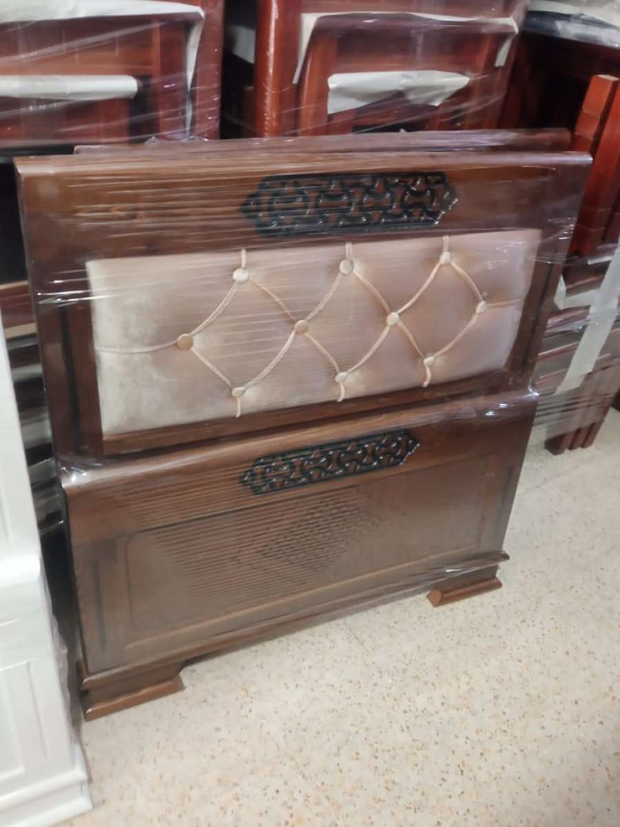 سرير خشب احمر