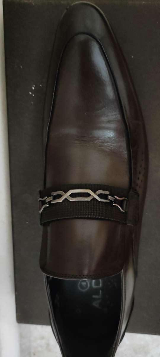 deux Chaussures classiques pour hommes