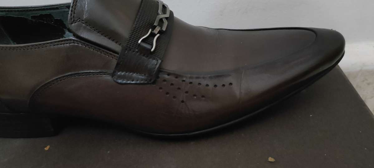 deux Chaussures classiques pour hommes