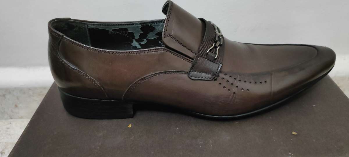 deux Chaussures classiques pour hommes