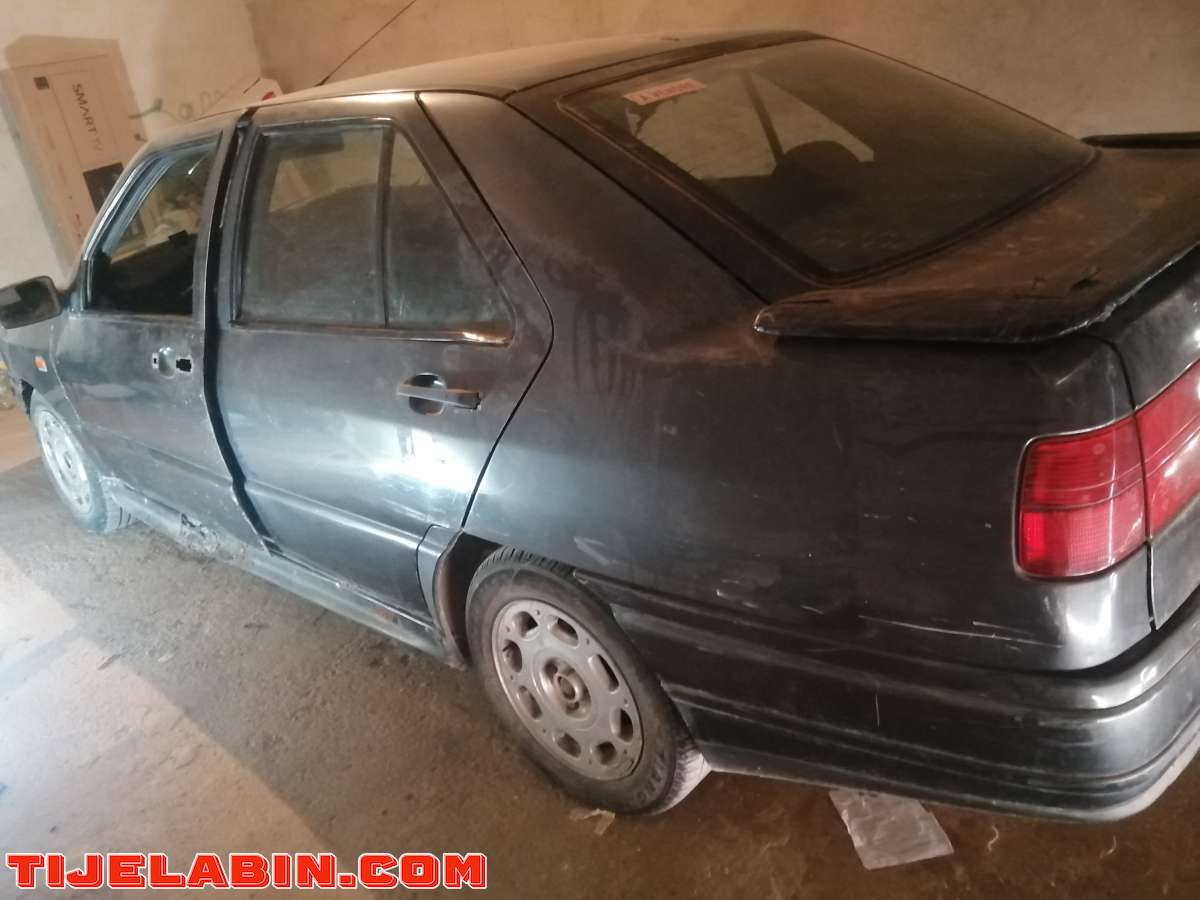 سيارة من نوع صيات إبيزا