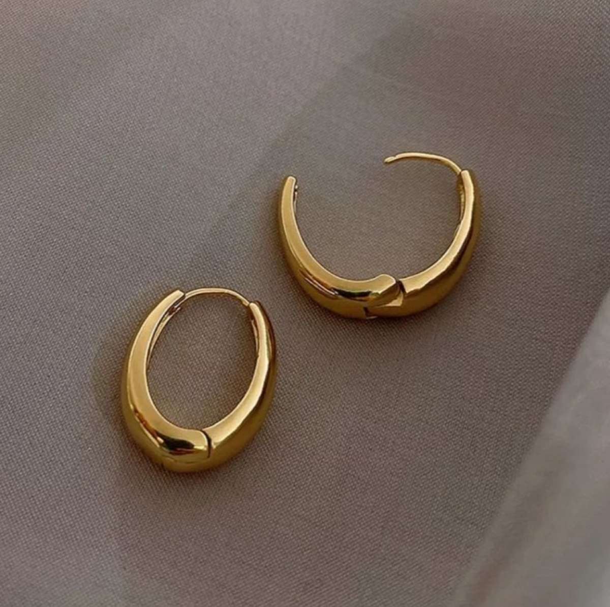 أقراط ذهبية شكل لؤلؤة