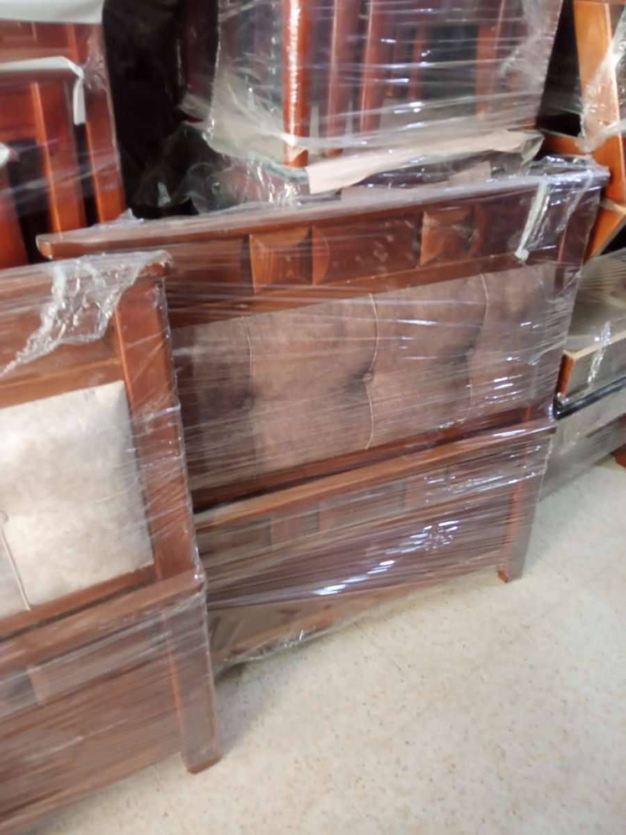 سرير خشب احمر