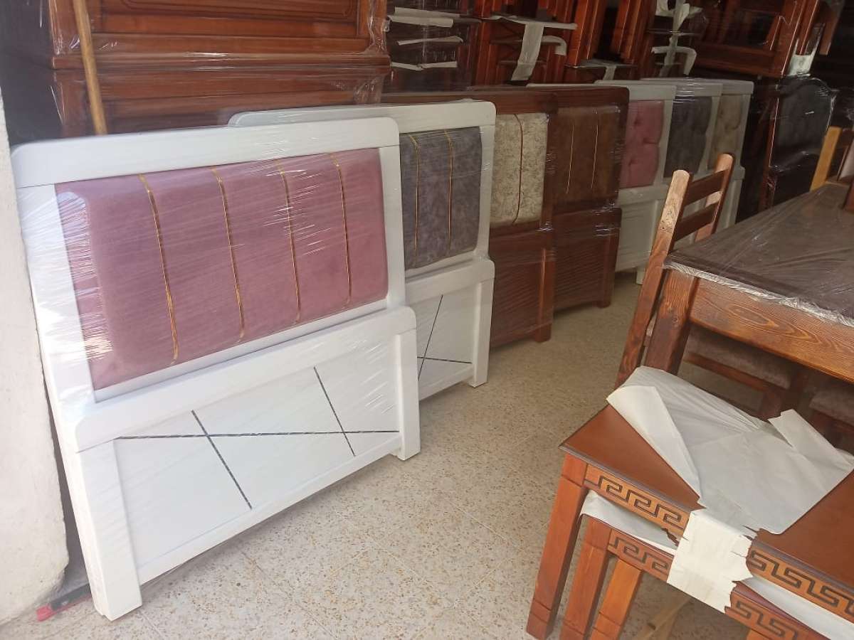 سرير خشب احمر