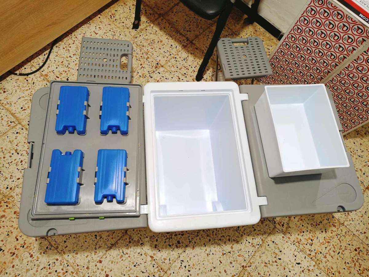 ثلاجة محمولة بطاولة و كراسي كي تبغي تخرج و تخرج معاك ولادك ي