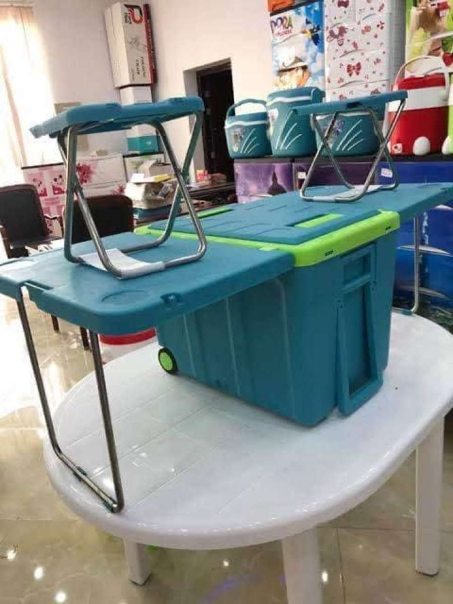 ثلاجة محمولة بطاولة و كراسي كي تبغي تخرج و تخرج معاك ولادك ي