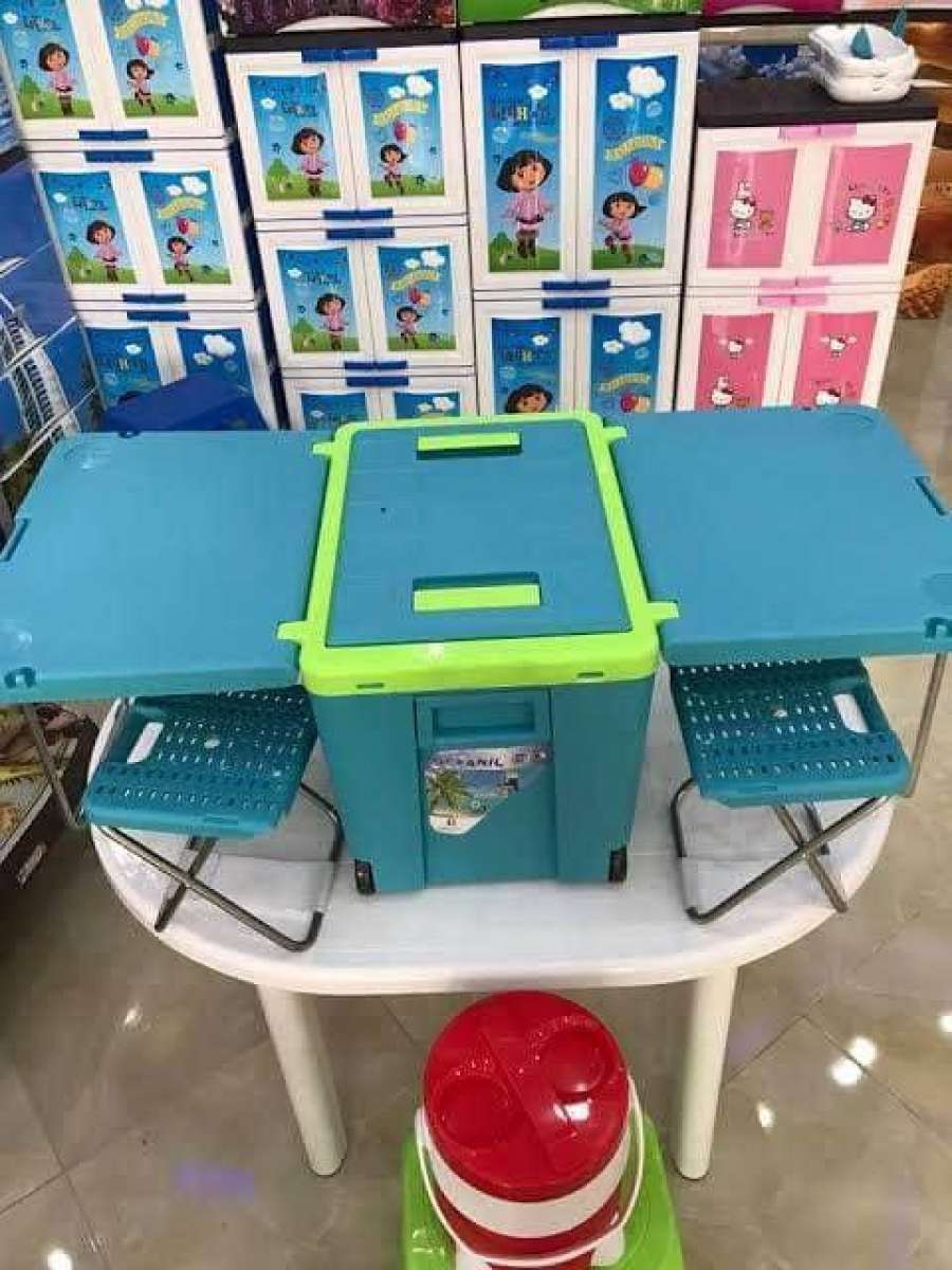 ثلاجة محمولة بطاولة و كراسي كي تبغي تخرج و تخرج معاك ولادك ي