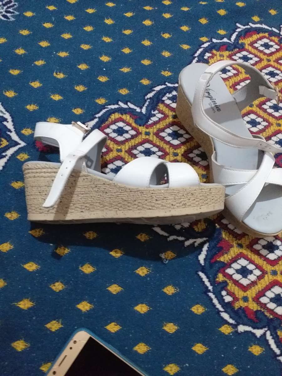 عباءة وصندالة