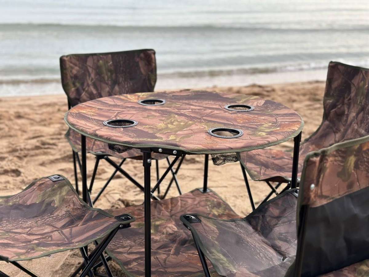 طاولة مع كراسي قابليين للطي