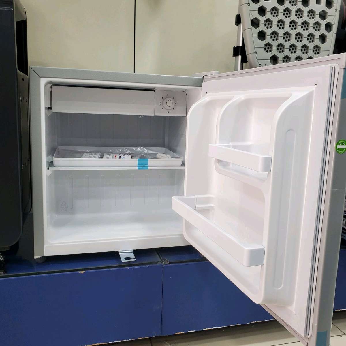 ثلاجة صغيرة