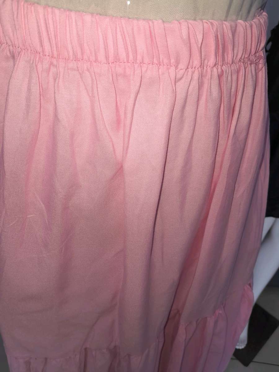 jupe Rose taille standard Neuf prix 500 Da