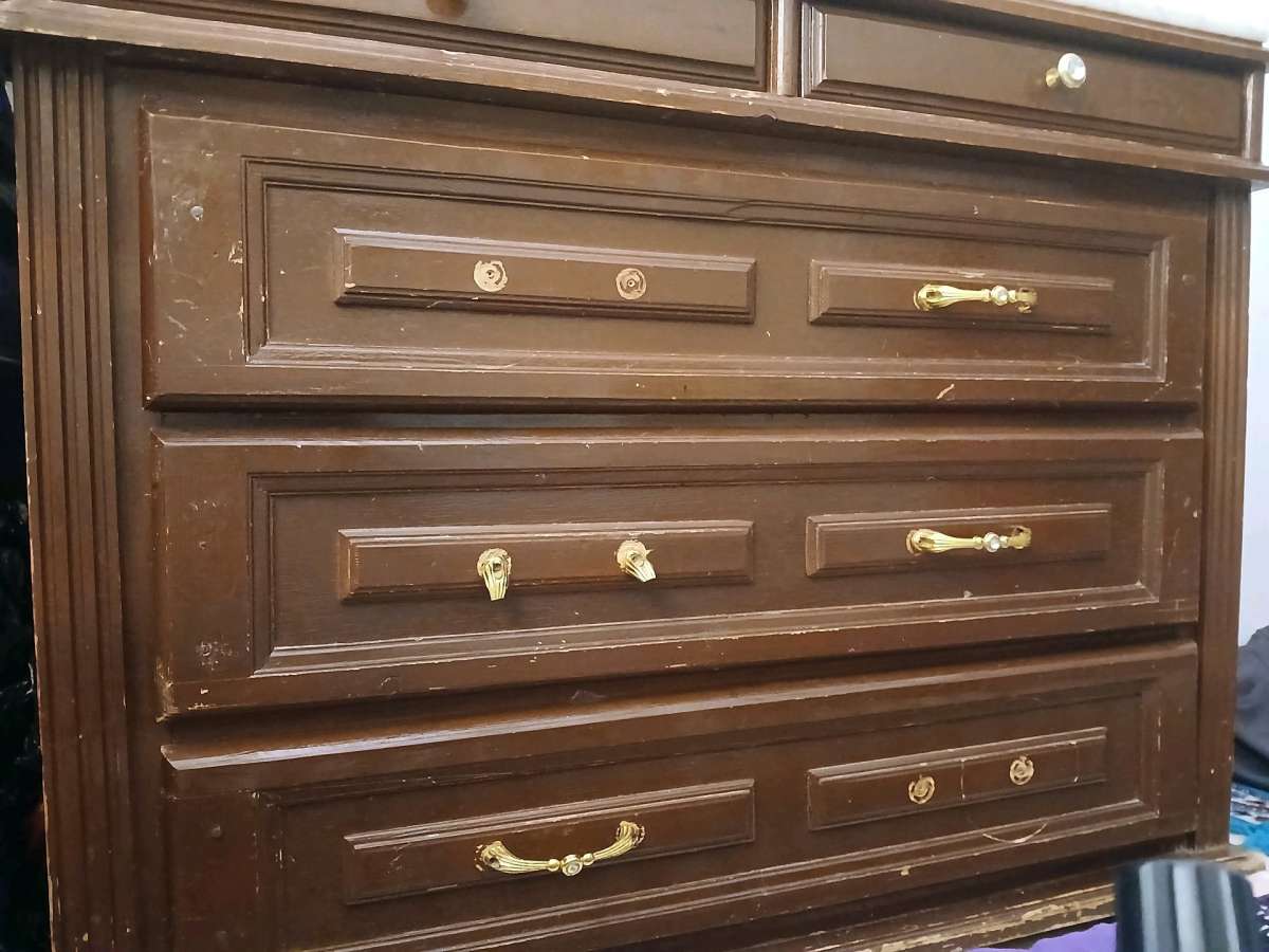 اثاث منزلي مستعمل معروض للبيع ارجو اعطائي سعر مناسب له