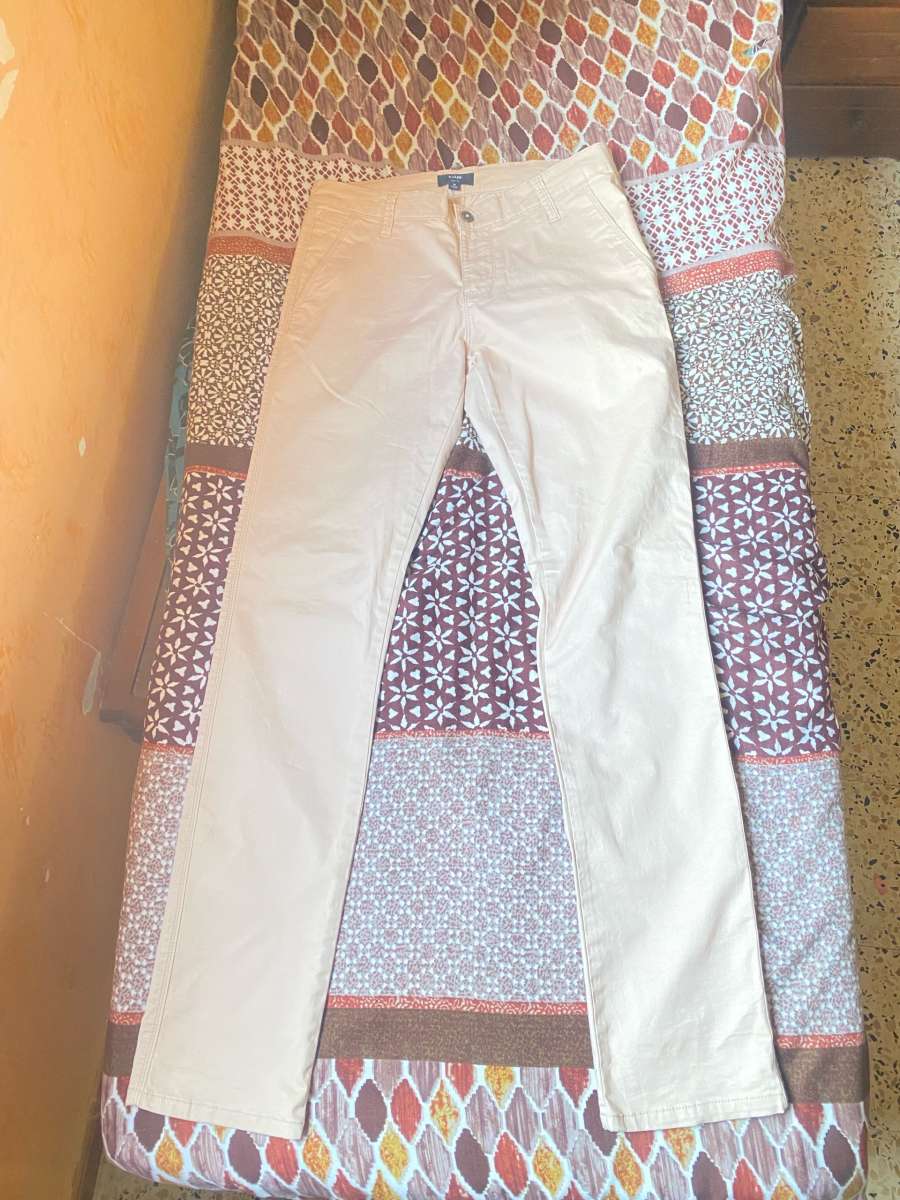 هابط من فرنسا مشي ملبوس