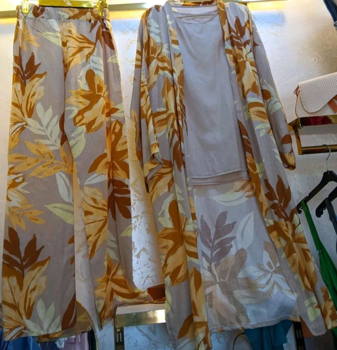 ensemble Neuf taille standard Prix 1800 Da pantalon et kimon