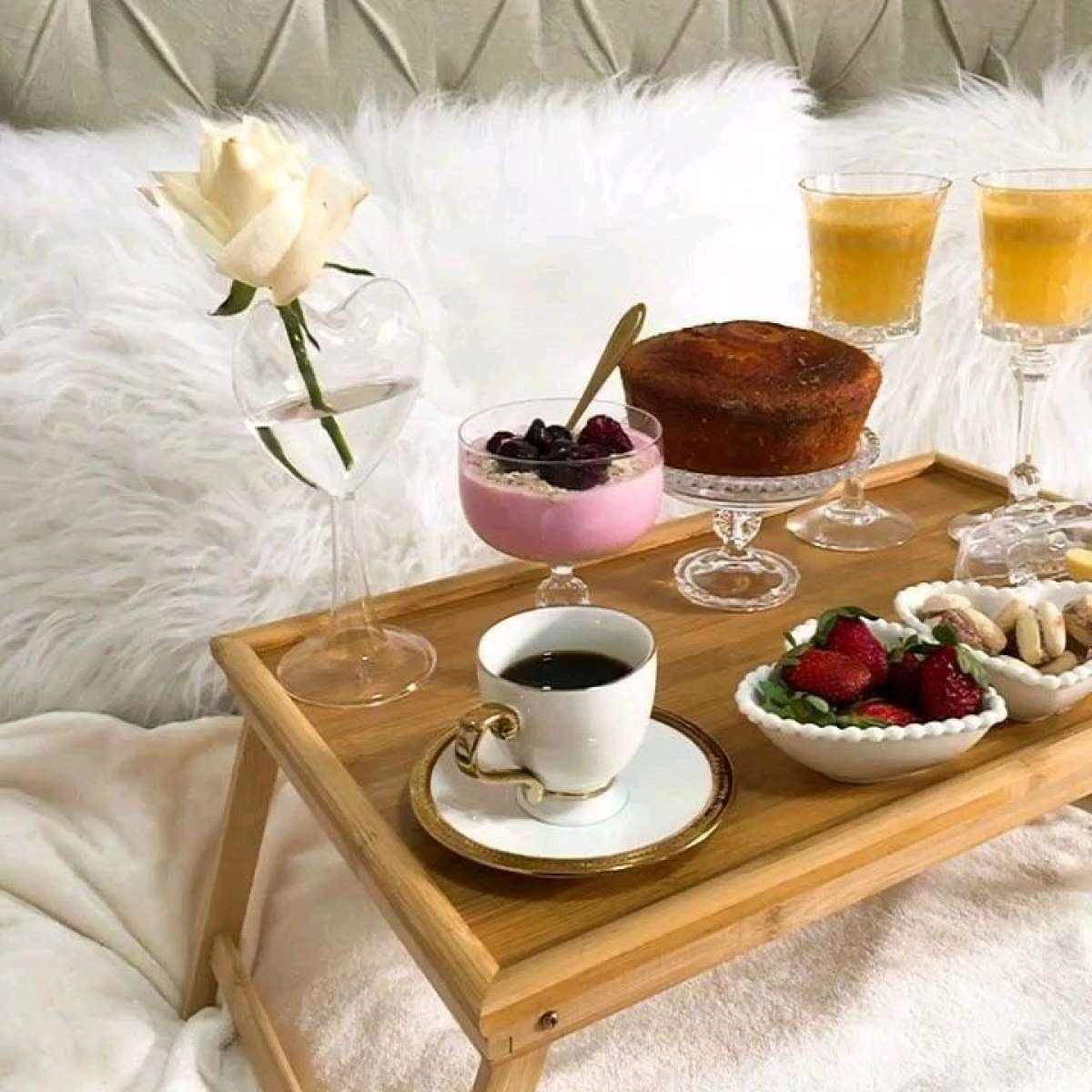 طاولة الفراش من الحطب table de lit en bois