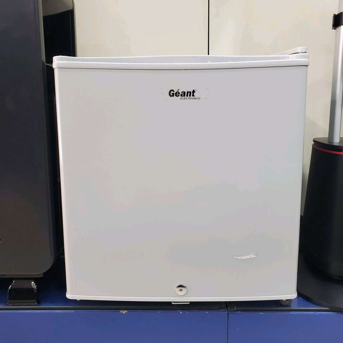 ثلاجة صغيرة