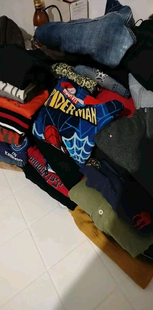 ملابس مستعملة للبيع في حالة جيدة رجال نساء اطفال