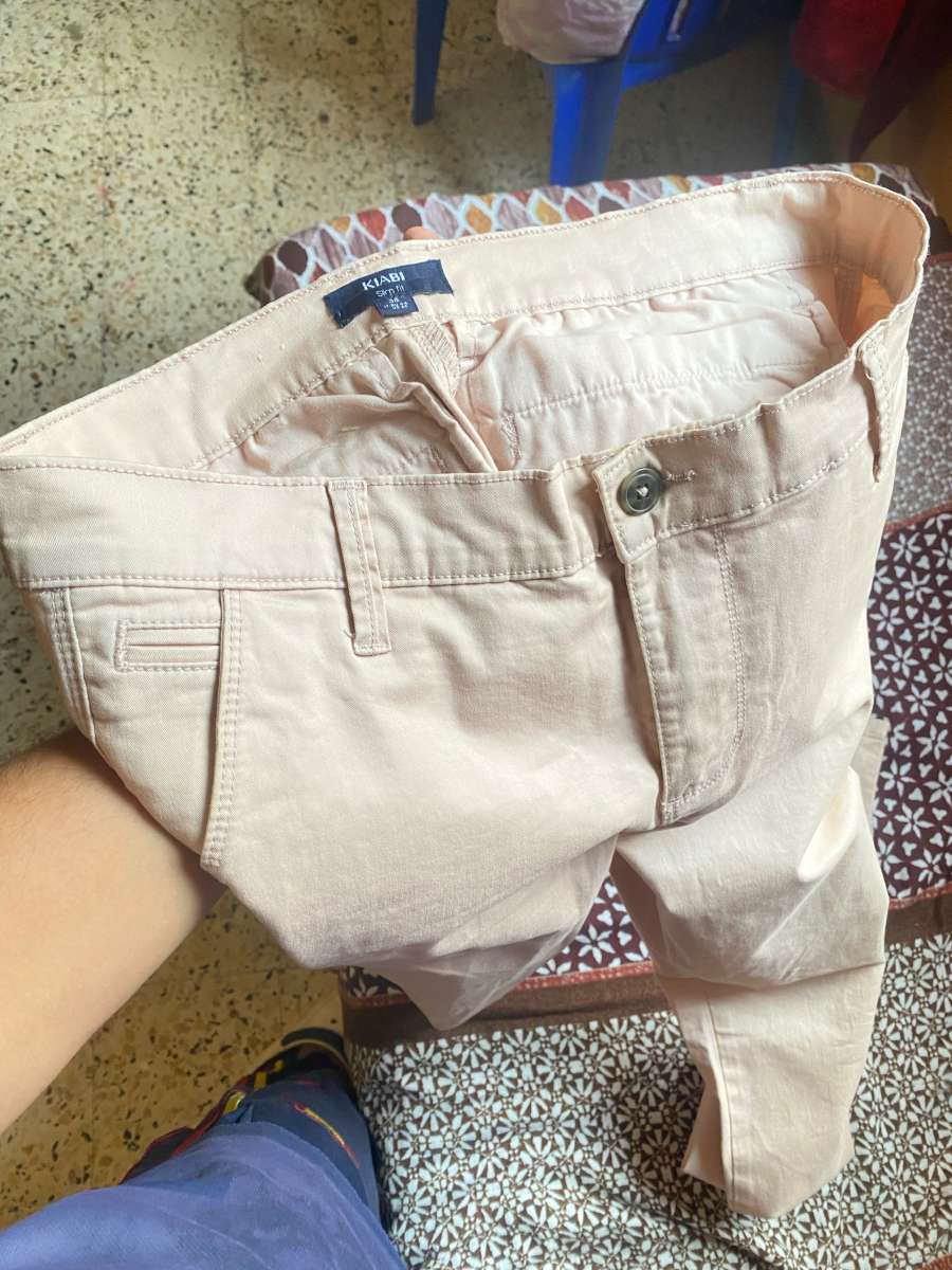 هابط من فرنسا مشي ملبوس