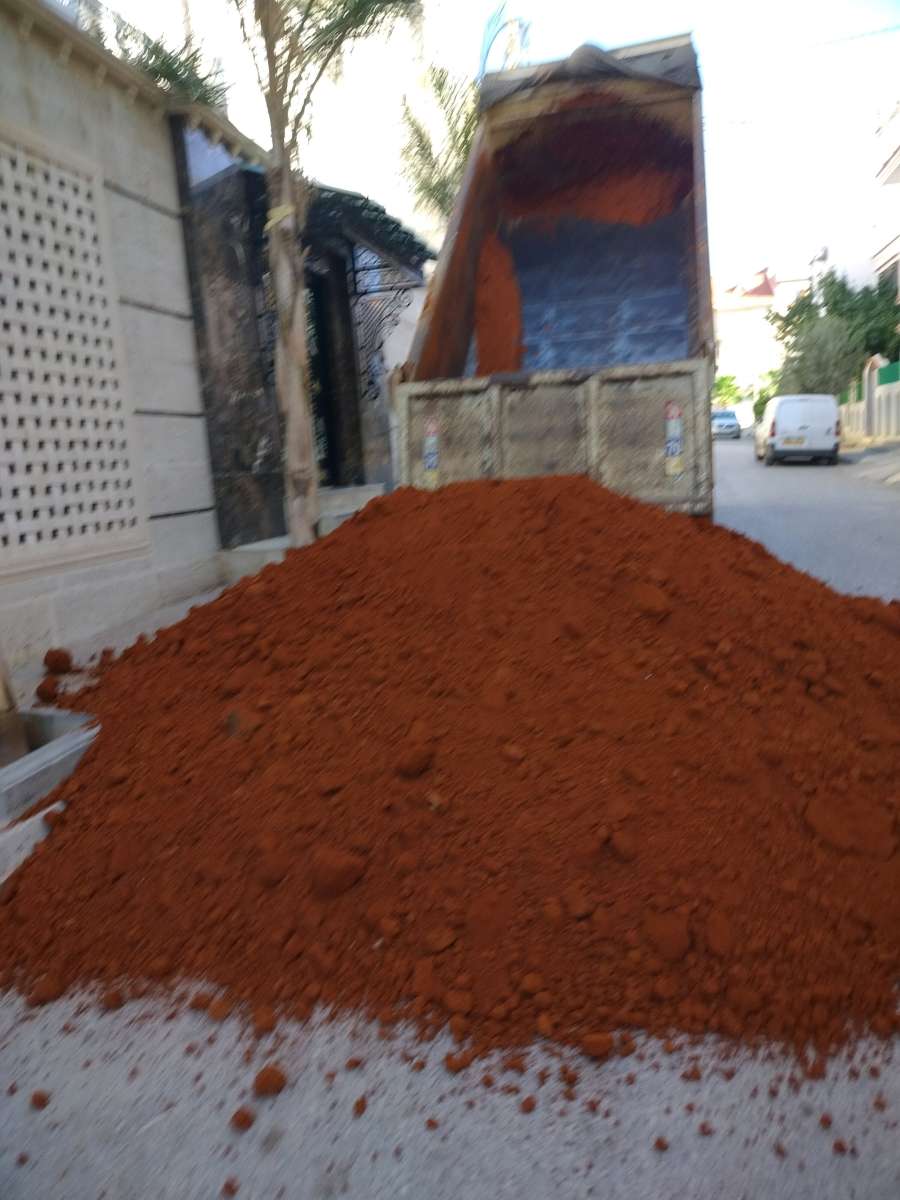 متوفر تراب احمر للغرس جودة عالية