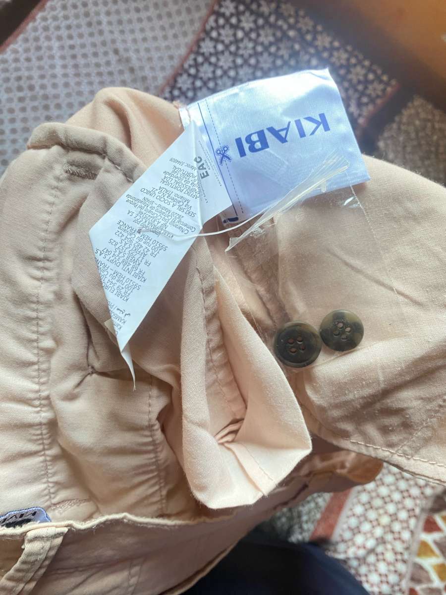 هابط من فرنسا مشي ملبوس