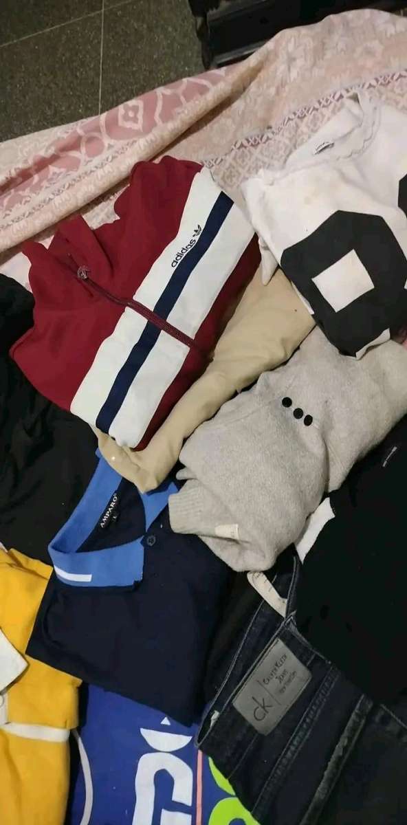 ملابس مستعملة للبيع في حالة جيدة رجال نساء اطفال