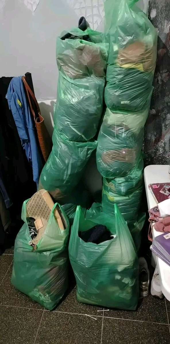 ملابس مستعملة للبيع في حالة جيدة رجال نساء اطفال