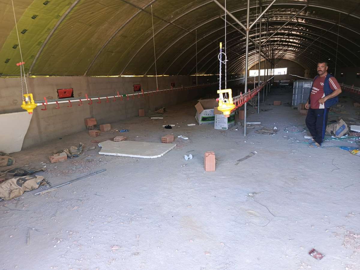 بيع وتركيب البيوت البلاستيكية الخاصة بتربية الدواجن ومعداتها