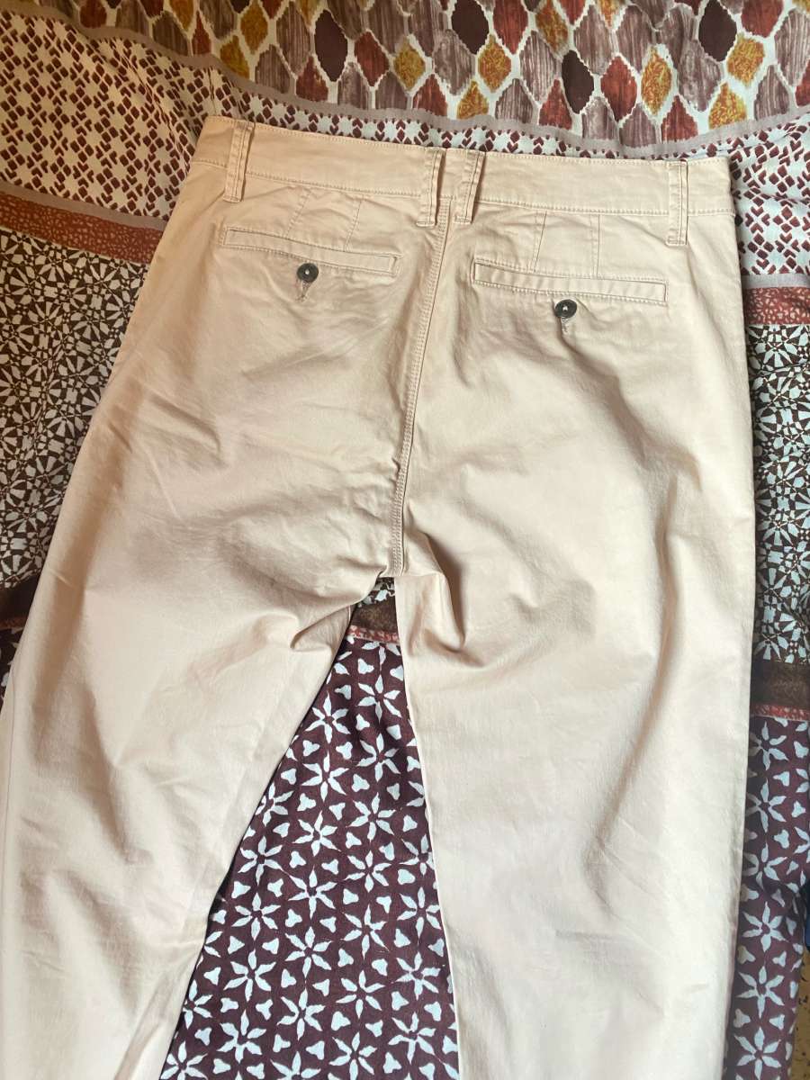 هابط من فرنسا مشي ملبوس