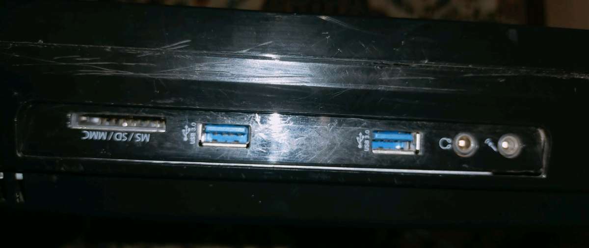 حاسوب مكتبي شاشة متصلة بلحاسوب packard bell