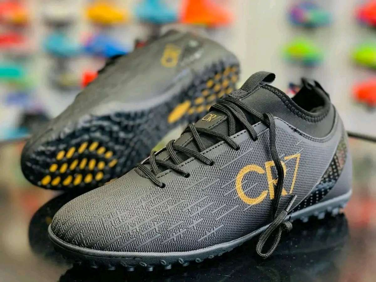 Soulier tout terrain CR7