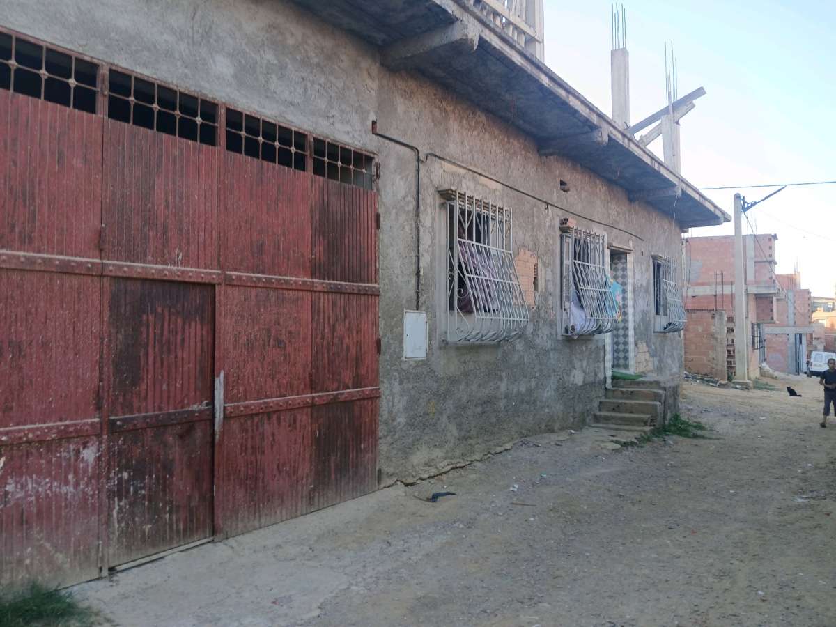 منزل ارضي مقسوم على قسمين